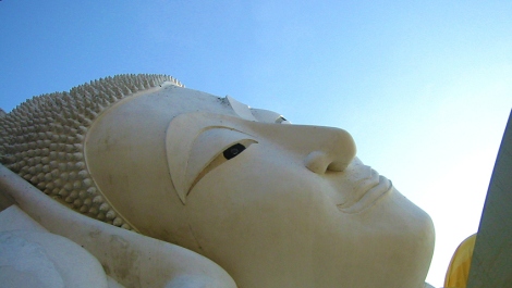 Concentracion meditacion espiritualidad yoga introspeccion consciencia despertar buda estatua asiatico mirada ojos cielo